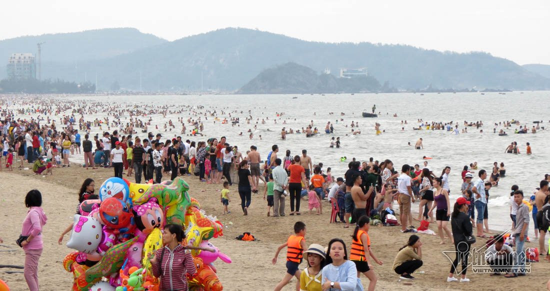 Bờ biển sóng nhẹ, cát mịn, độ mặn vừa phải để người tắm thích thú khi đến biển Cửa Lò.