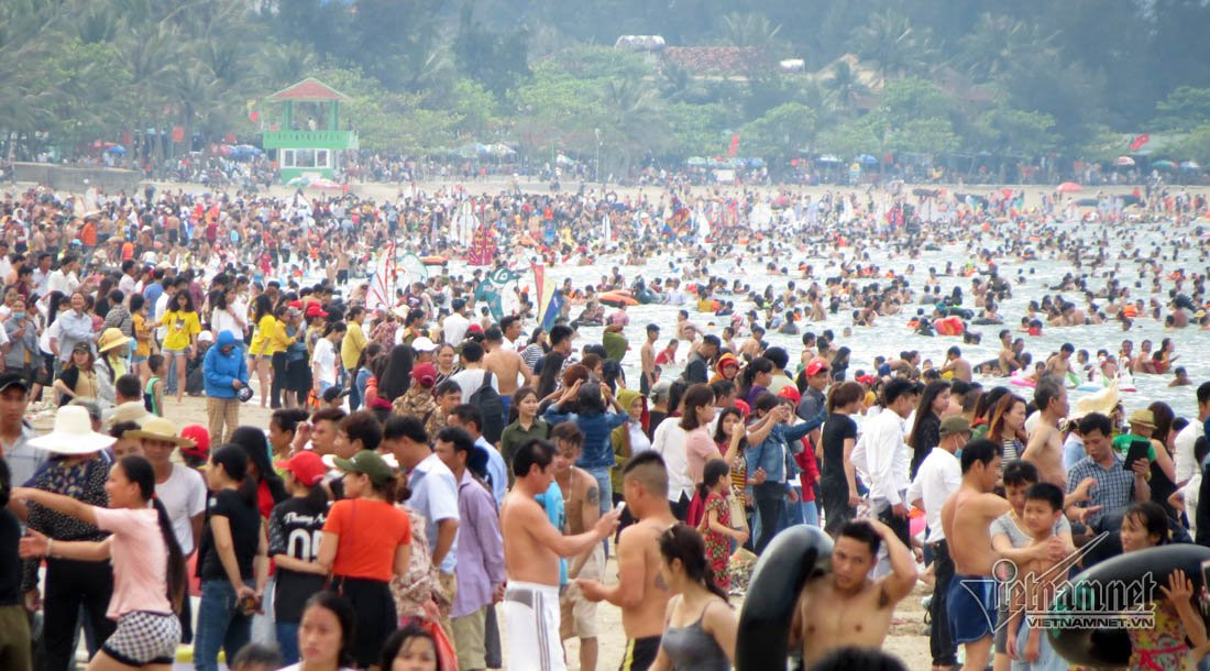 Có những đoạn bờ biển chật ních người tắm chiều muộn 1/5.