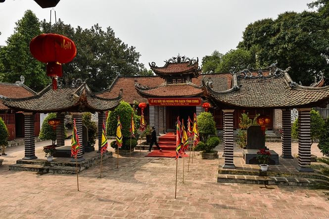 Nằm trong khu đất rộng 3 mẫu ngự sát bên bờ sông Hồng nặng phù sa, Đình Chèm thuộc xã Thụy Phương, Từ Liêm, Hà Nội được xây dựng theo lối kiến trúc nội công ngoại quốc, chắc chắn và công phu.