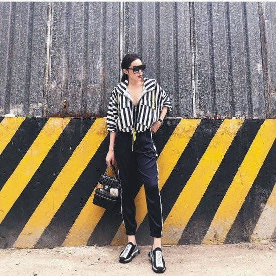 Kỳ Duyên chuẩn ngầu với kính New way 182 Betty của Yves Saint Laurent có giá 530 USD (khoảng 12 triệu đồng), đi kèm với balo Chanel có giá 77 triệu đồng và giày thể thao Dolce&amp;Gabbana có giá 16 triệu đồng.