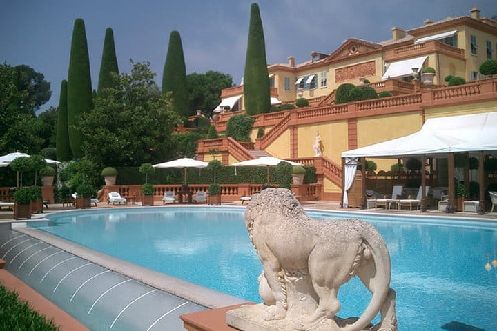 Năm 2008, một tài phiệt của Nga đã mua biệt thự này với số tiền 750 triệu USD.