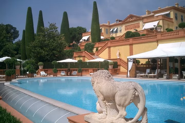 Năm 2008, một tài phiệt của Nga đã mua biệt thự này với số tiền 750 triệu USD.