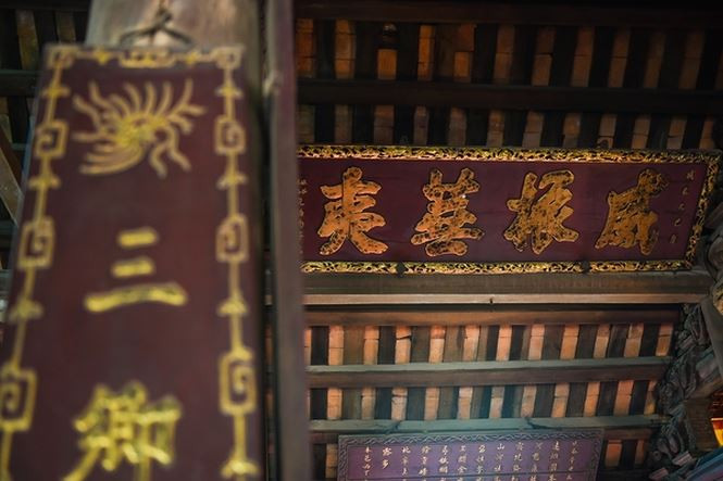 Trong đình vẫn còn rất nhiều cổ vật khác như lư hương bằng đồng ngàn năm tuổi rất quý hiếm, những bức hoành phi, câu đối mang đậm tính nghệ thuật đặc sắc vẫn được lưu giữ từ nhiều thế kỷ qua.