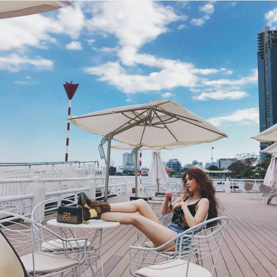 Ngọc Trinh thoát khỏi hình ảnh “dâu thảo nền nã” trong tà áo dài của Bảo Bảo và lên sóng trên trang Insta cá nhân với hình ảnh mới nhất đầy cá tính với tóc xù áo dây, quần sooc và nổi bật là chiếc túi Gucci Padlock small GG shoulder bag có giá 1750 USD (gần 40 triệu đồng) bên cạnh là đôi boot Dior có giá 38 triệu đồng.