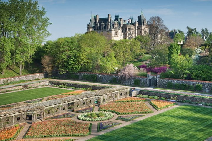 Đây được coi là nơi lưu trú tư nhân lớn nhất ở Mỹ đáp ứng đầy đủ nhu cầu từ trang trại, chuồng ngựa, hầm rượu, khu vườn... đến các thiết bị hiện đại nhất.