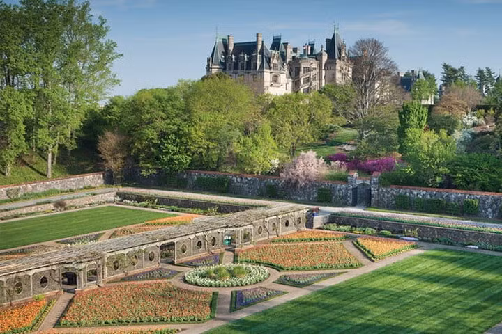 Đây được coi là nơi lưu trú tư nhân lớn nhất ở Mỹ đáp ứng đầy đủ nhu cầu từ trang trại, chuồng ngựa, hầm rượu, khu vườn... đến các thiết bị hiện đại nhất.