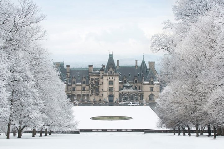 Bất động sản Biltmore, Asheville, Bắc Carolina của ông trùm đường sắt Cornelius Vanderbilt có tới 250 phòng trên 8.000 mẫu đất.