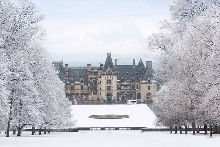 Bất động sản Biltmore, Asheville, Bắc Carolina của ông trùm đường sắt Cornelius Vanderbilt có tới 250 phòng trên 8.000 mẫu đất.