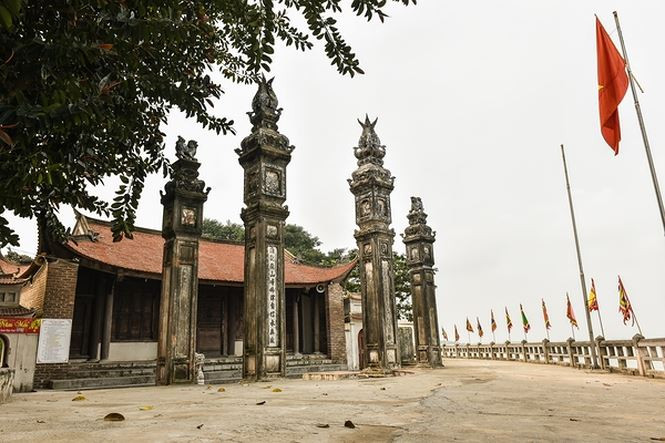 Đặc sắc nhất ở Đình Chèm là cổng tam quan ngoài, có bốn cột đồng trụ cao vút trên bờ sông Hồng. Đình Chèm thực sự là một địa chỉ văn hóa đặc sắc, có sức hấp dẫn dân thập phương.