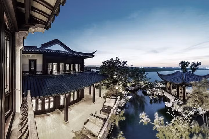 Dinh thự Taohuayuan rộng hơn 22.000 m2 ở Tô Châu, Trung Quốc được UNESCO công nhận là một di sản của thế giới. Nó được coi là ngôi nhà đắt nhất đại lục với mức giá 154 triệu USD (1 tỷ nhân dân tệ).