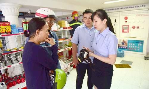 Người dân chọn mua mặt nạ chống khói ngày 23-3 - Ảnh: QUANG ĐỊNH