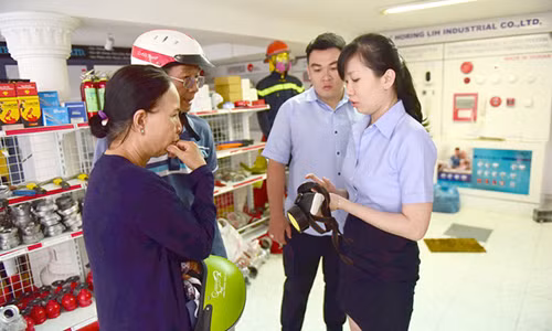 Người dân chọn mua mặt nạ chống khói ngày 23-3 - Ảnh: QUANG ĐỊNH