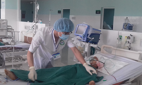 A Tr. được cấp cứu tại Bệnh viện Đa khoa Kon Tum. Ảnh: Tuổi trẻ