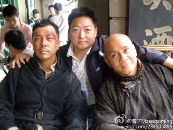 Chân Tử Đan (trái) bị bầm dập sau cảnh quay với Cung Lê.