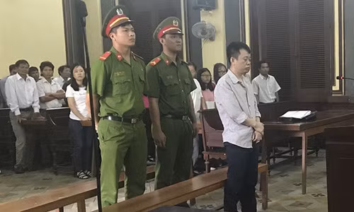 Không muốn nuôi con, bị cáo rút dao tấn công vợ.