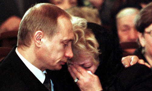 Tổng thống Putin mắt đỏ hoe tại đám tang của người thầy Anatoly Sobchak. Ảnh: Reuters