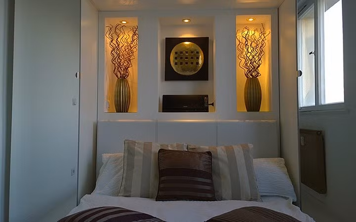 Phòng ngủ mang phong cách Địa Trung Hải hiện đại.