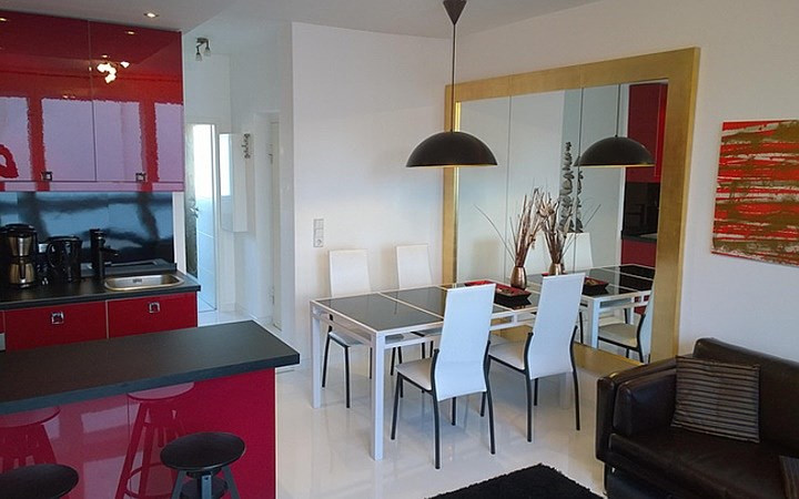 Đồ nội thất trong căn hộ được sắp xếp theo phong cách hiện đại của Italy và sử dụng hệ thống chiếu sáng gián tiếp.