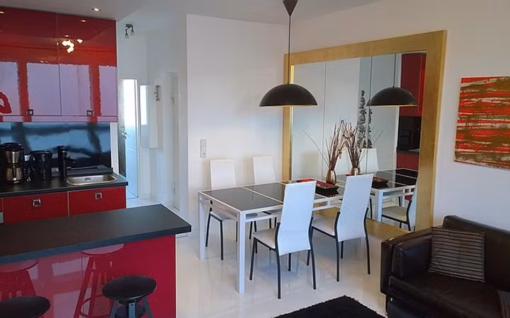 Đồ nội thất trong căn hộ được sắp xếp theo phong cách hiện đại của Italy và sử dụng hệ thống chiếu sáng gián tiếp.