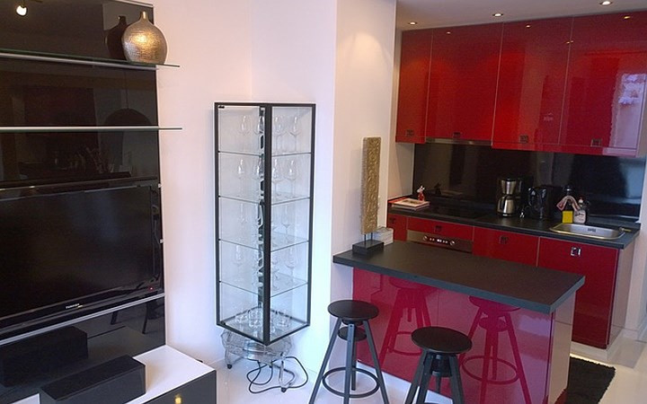 Nhà bếp nổi bật với gam màu đỏ đậm.