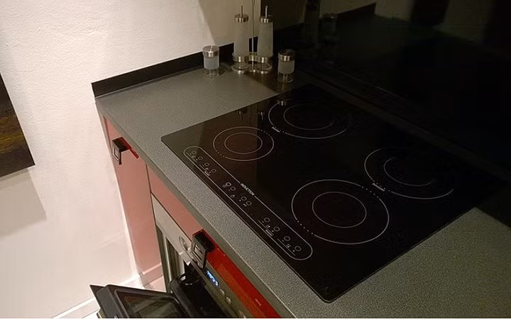 Thiết bị nhà bếp được trang bị đầy đủ và tiện dụng.