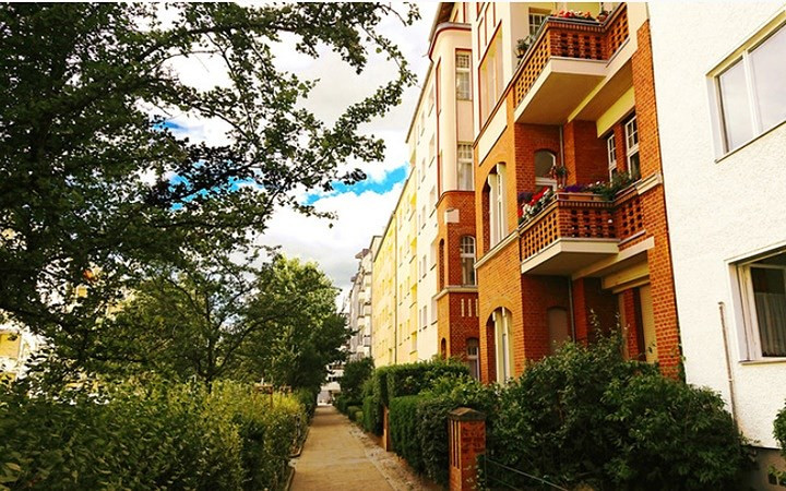 Căn hộ nằm ngay gần khu vực cổ kính Barbarossaplatz ở Berlin.