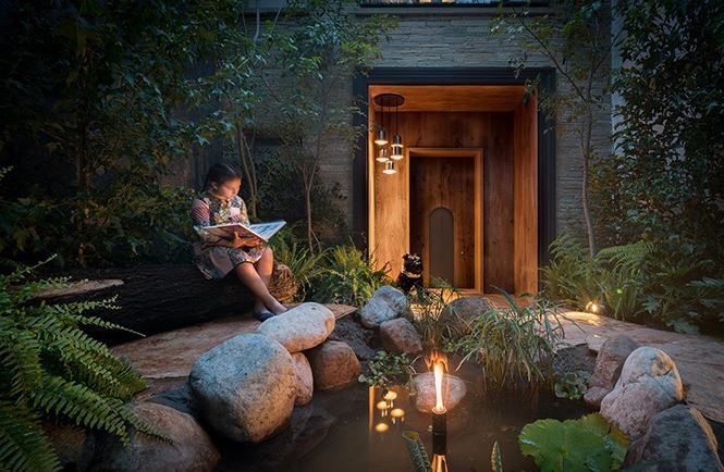 Xung quanh ngôi nhà có nhiều điểm nhấn.