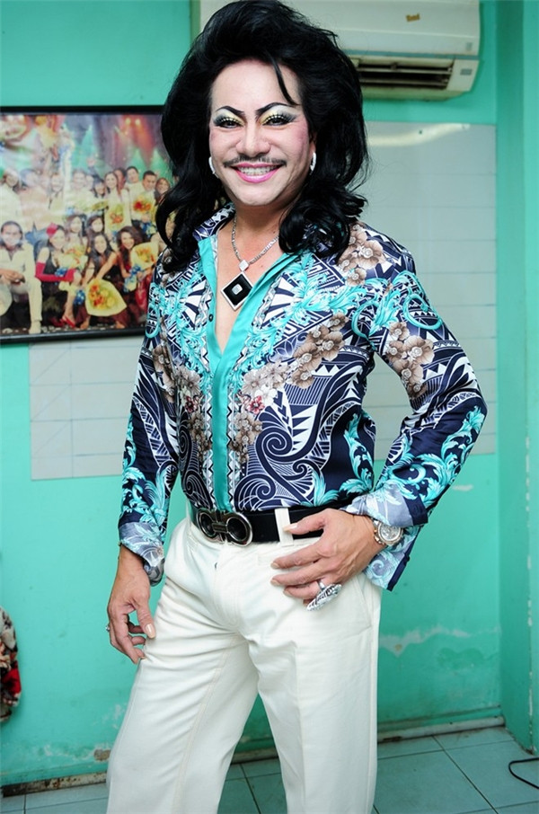 Bên cạnh giọng hát, ngoại hình kỳ quái nửa nam nửa nữ lại thành một điểm nhấn bản sắc, sau 20 năm gắn bó với nghề của nam ca sỹ hải ngoại Tuấn Anh. Nam ca sĩ thường khoác lên mình những bộ trang phục được thiết kế độc quyền, kết rất nhiều kim sa nữ tính và nổi bật dưới ánh đèn.