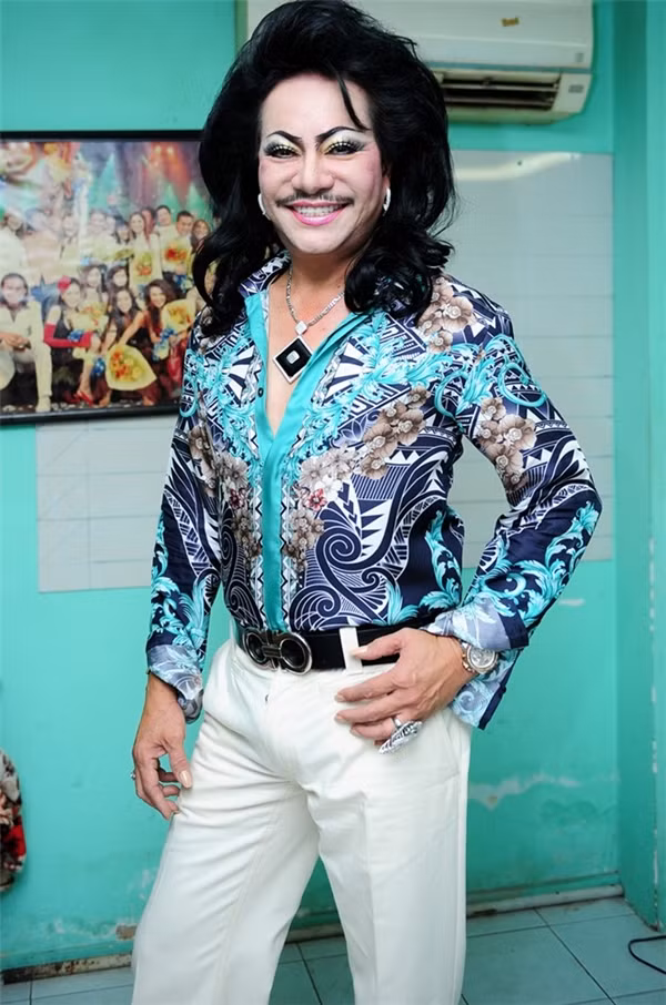 Bên cạnh giọng hát, ngoại hình kỳ quái nửa nam nửa nữ lại thành một điểm nhấn bản sắc, sau 20 năm gắn bó với nghề của nam ca sỹ hải ngoại Tuấn Anh. Nam ca sĩ thường khoác lên mình những bộ trang phục được thiết kế độc quyền, kết rất nhiều kim sa nữ tính và nổi bật dưới ánh đèn.