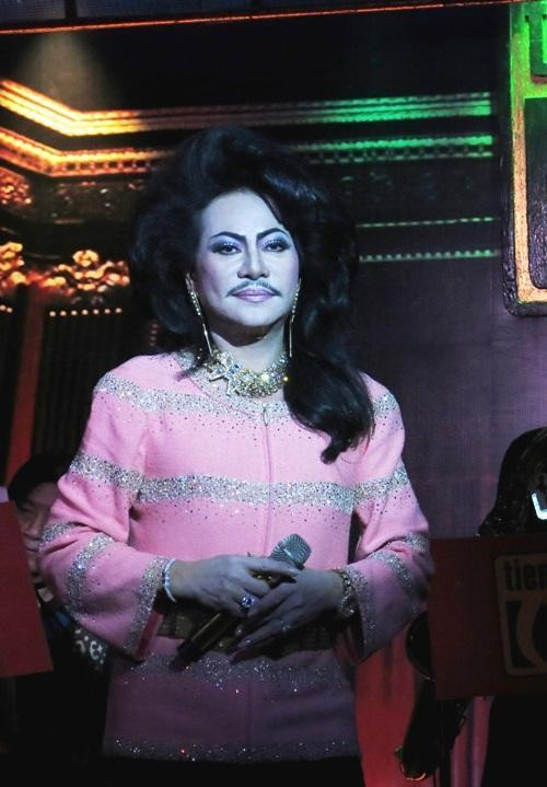 Từng có thời Tuấn Anh bị nhiều người cho rằng đang muốn chơi trội và bắt chước theo phong cách cách ăn mặc của một nam ca sĩ người Anh nổi tiếng là Boy Georges. Nhưng đáp trả lại những tin đồn anh giải thích đó là những gì mới lạ mà anh muốn đưa vào nghệ thuật để tạo thành một nét đặc thù riêng cho mình.