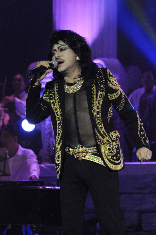 Anh cũng thường hay dùng các gam màu ngọt ngào và nữ tính như màu hồng phấn, cổ tay ống loe, mặt trang điểm đậm. Mỗi lần lên sân khấu anh đều cố gắng trưng thật nhiều phụ kiện lấp lánh để nổi bật hơn. Nhiều người cho đây là một phong cách "quái đản", trong khi chủ nhân vẫn kiên trì theo đuổi sự lựa chọn suốt bao nhiêu năm qua. Từ thời lập nghiệp, Tuấn Anh đã chọn phong cách khá nữ tính và màu mè như thế này.