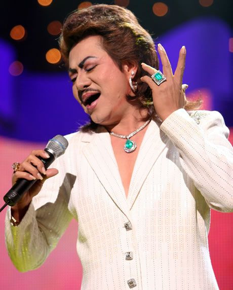 Không chỉ ăn mặc cầu kỳ, Tuấn Anh còn khiến nhiều người mới gặp lần đầu bị sốc khi anh để tóc dài, trang điểm đậm nhưng vẫn nuôi bộ ria mép nam tính.