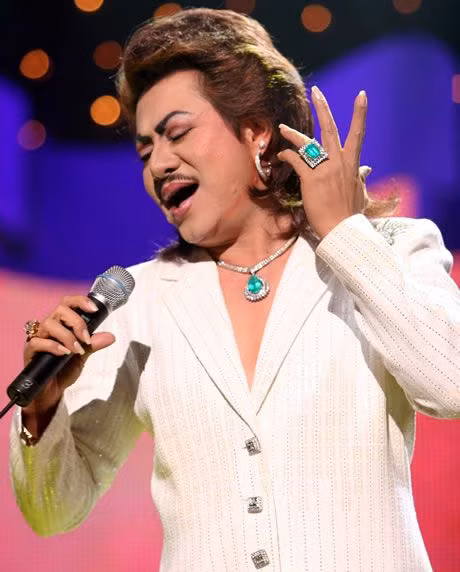 Không chỉ ăn mặc cầu kỳ, Tuấn Anh còn khiến nhiều người mới gặp lần đầu bị sốc khi anh để tóc dài, trang điểm đậm nhưng vẫn nuôi bộ ria mép nam tính.