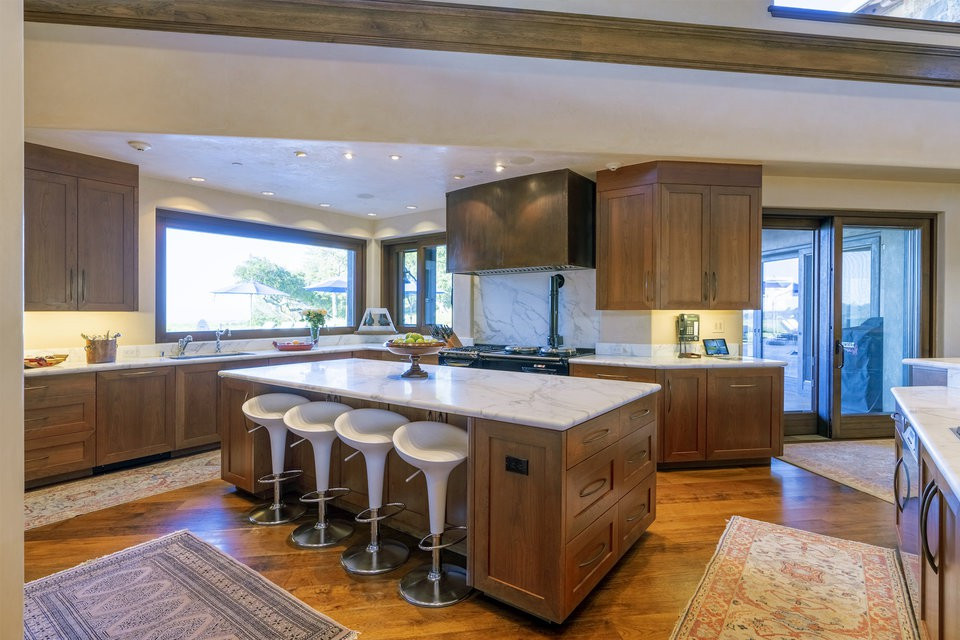 Cũng giống hầu hết các phòng còn lại, nhà bếp thiết kế mở tràn ngập ánh sáng tự nhiên với cửa sổ lớn.