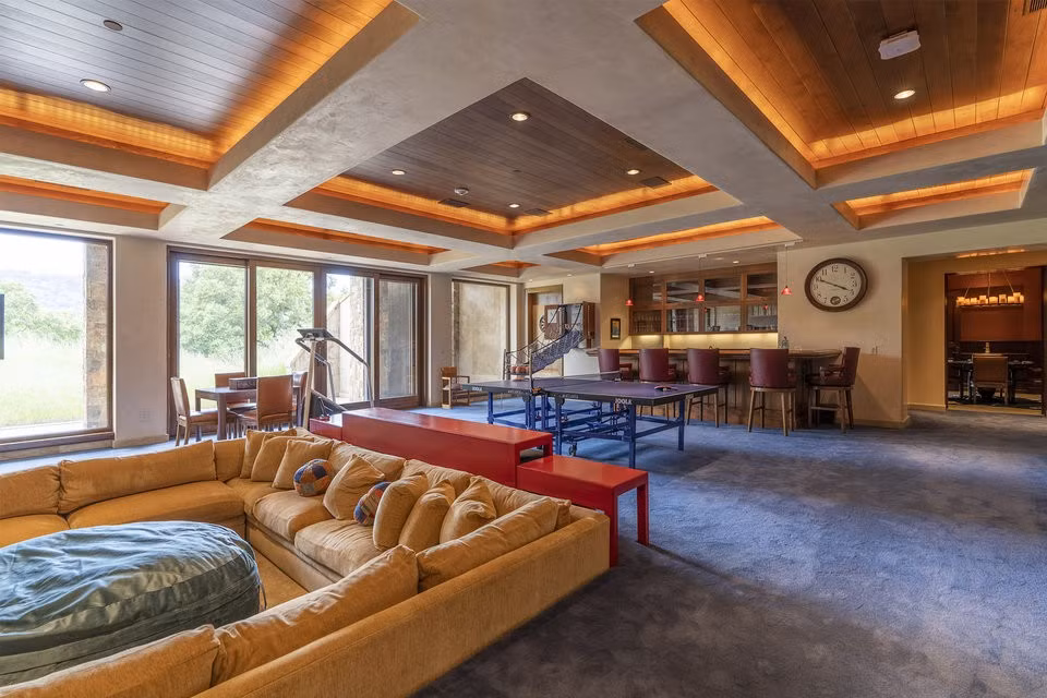 Phòng chơi game với nhiều dụng cụ dành cho thư giãn và giải trí.