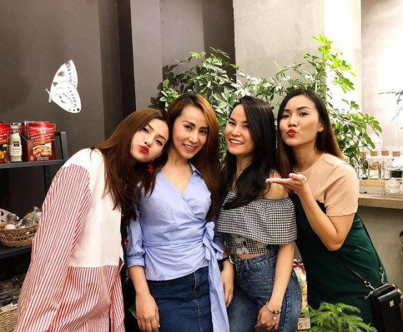 Vào năm 2002, thành viên Thu Thủy tách ra hát đơn ca, Mây Trắng vẫn hoạt động với bốn thành viên còn lại. Nhóm đã giữ vững đội hình đó trong một thời gian khá lâu. Có thể nói đội hình 4 người này là đội hình thành công nhất của nhóm Mây Trắng, với loạt bài hit: "Ai ai ai", "Thầm mong anh quay về", "Tình bạn".... Sau này khi Mây Trắng không còn hoạt động, công chúng vẫn vô cùng tiếc nuối. Yến Trang từng tiết lộ có bất hoà với Thu Thuỷ khi còn trong nhóm và đến thời điểm hiện tại, mối quan hệ giữa hai nữ ca sĩ vẫn là ẩn số khiến công chúng xôn xao đồn đoán.