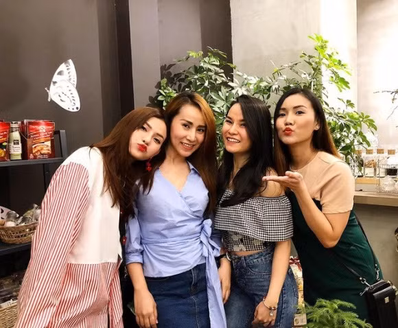 Vào năm 2002, thành viên Thu Thủy tách ra hát đơn ca, Mây Trắng vẫn hoạt động với bốn thành viên còn lại. Nhóm đã giữ vững đội hình đó trong một thời gian khá lâu. Có thể nói đội hình 4 người này là đội hình thành công nhất của nhóm Mây Trắng, với loạt bài hit: "Ai ai ai", "Thầm mong anh quay về", "Tình bạn".... Sau này khi Mây Trắng không còn hoạt động, công chúng vẫn vô cùng tiếc nuối. Yến Trang từng tiết lộ có bất hoà với Thu Thuỷ khi còn trong nhóm và đến thời điểm hiện tại, mối quan hệ giữa hai nữ ca sĩ vẫn là ẩn số khiến công chúng xôn xao đồn đoán.