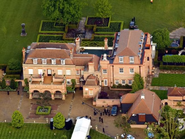 2. Nhà cũ của David Beckham (449 tỷ đồng). Tòa biệt thự này được Beckham mua vào năm 1999 sau khi kết hôn với Victoria, và đặt tên nó là Beckingham Palace.