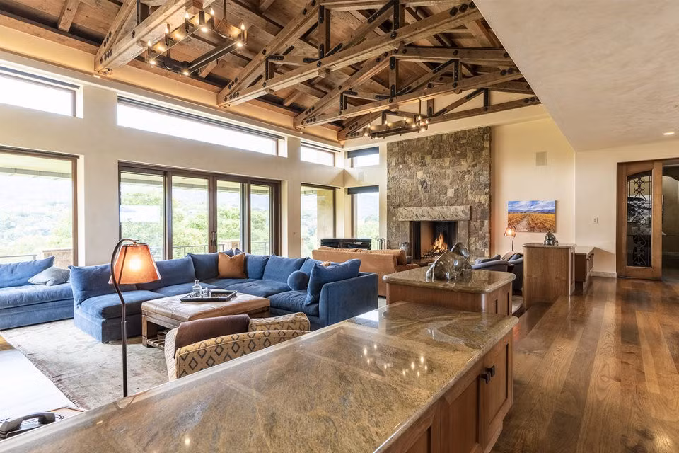 Phòng khách rộng có một trong 2 lò sưởi của dinh thự.