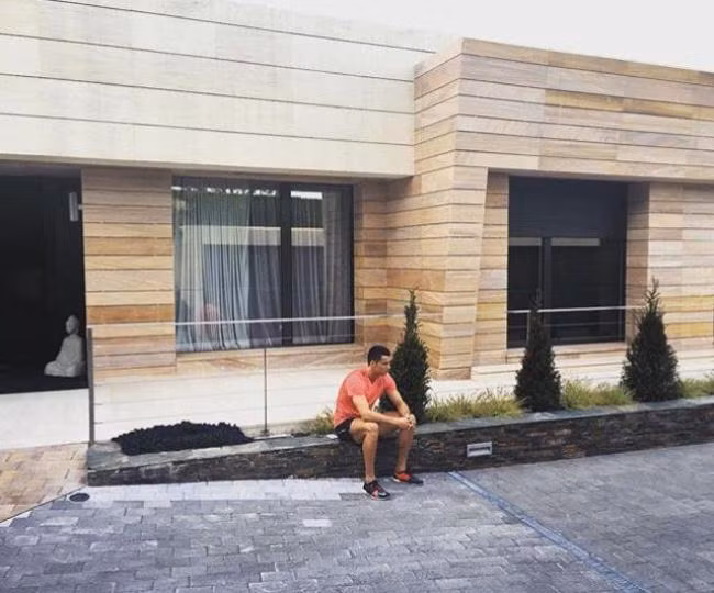 6. Nhà của Cristiano Ronaldo (148 tỷ đồng). Đây là 1 biệt thự sang trọng gồm 7 phòng ngủ, 8 phòng tắm, 1 sân bóng đá mini, 1 phòng gym, 1 bể bơi.