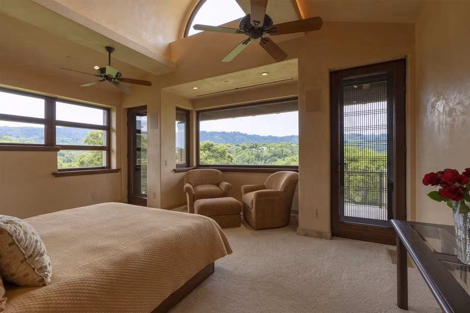 Phòng ngủ thiết kế giản dị với nhiều cửa sổ.