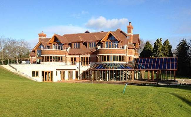 5. Nhà của John Terry (157 tỷ đồng). Ngôi nhà có 7 phòng ngủ, 6 phòng tắm, 4 phòng tiếp khách và còn có 1 hồ câu cá được xây ngay ở trong vườn.