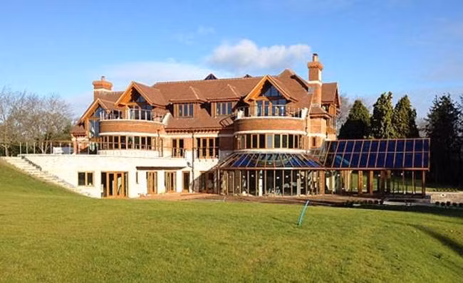 5. Nhà của John Terry (157 tỷ đồng). Ngôi nhà có 7 phòng ngủ, 6 phòng tắm, 4 phòng tiếp khách và còn có 1 hồ câu cá được xây ngay ở trong vườn.