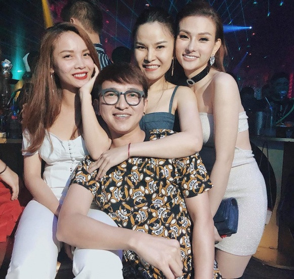 Mới đây, trên trang cá nhân của ca sĩ Thu Ngọc - cựu thành viên nhóm Mây Trắng đã đăng tải ảnh cô chụp cùng Yến Trang và Thu Thủy trong tiệc sinh nhật một người em thân thiết. Thu Ngọc chia sẻ: "Cuộc đời đâu có gì là không thể". Mới đây, trên trang cá nhân của ca sĩ Thu Ngọc - cựu thành viên nhóm Mây Trắng đã đăng tải ảnh cô chụp cùng Yến Trang và Thu Thủy trong tiệc sinh nhật một người em thân thiết. Thu Ngọc chia sẻ: "Cuộc đời đâu có gì là không thể".