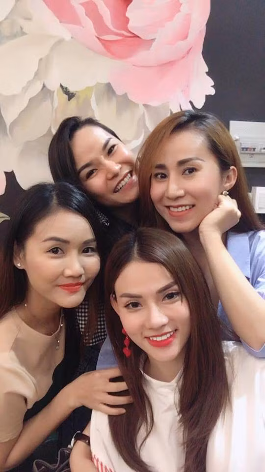 Mây Trắng là một nhóm ca nữ nổi tiếng được thành lập từ năm 2000 với 5 thành viên ban đầu là: Ngọc Châu, Thu Ngọc, Yến Trang, Anh Thúy, Thu Thủy. Năm 2001, Anh Thúy đã tách nhóm và hoạt động riêng với tư cách là 1 ca sĩ solo, Yến Nhi (em ruột của Yến Trang) gia nhập vào nhóm Mây Trắng giữ vững con số 5 thành viên.