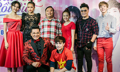 Nhạc sĩ Nguyễn Hà (giữa) và vợ là ca sĩ Minh Trang.