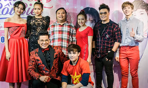 Nhạc sĩ Nguyễn Hà (giữa) và vợ là ca sĩ Minh Trang.