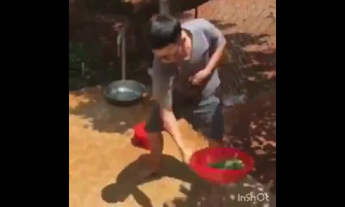 Nam thanh nien vay rau nhu Ly Tieu Long mua kungfu