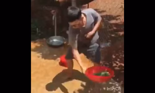 Nam thanh nien vay rau nhu Ly Tieu Long mua kungfu