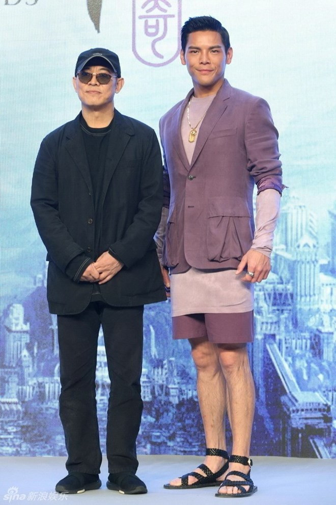 Lý Liên Kiệt bên đệ tử Hướng Tả - con trai ông trùm xã hội đen Hướng Hoa Cường.